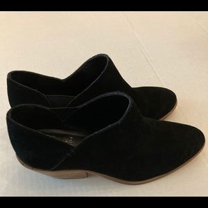 Vince Camuto black suede booties- size 7